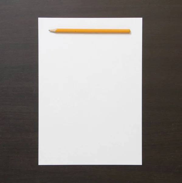 Koyu Renkli Ahşap Arka Planda Beyaz Kağıt Kalem Şablonu Planı — Stok fotoğraf