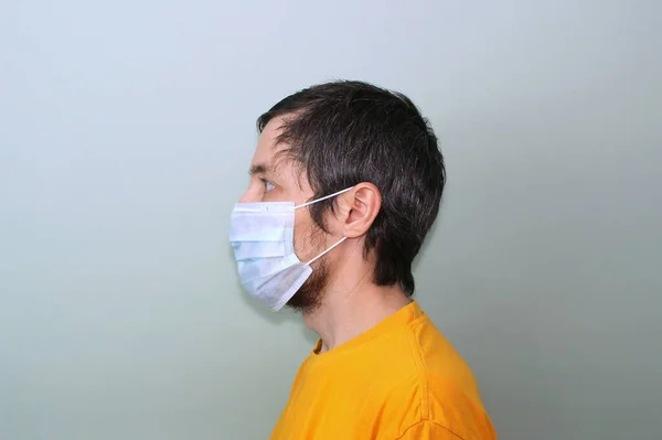 Μεσήλικας Άντρας Κίτρινη Μπλούζα Γκρι Φόντο Ιατρική Μάσκα Στο Προφίλ — Φωτογραφία Αρχείου