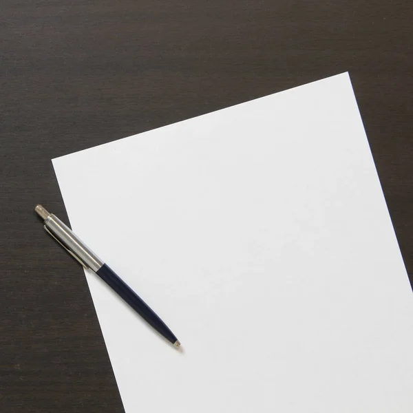 Plantilla Papel Blanco Con Pluma Sobre Fondo Madera Color Wengué —  Fotos de Stock