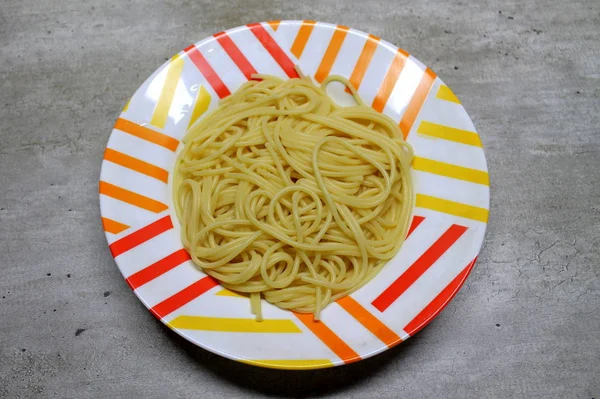 煮好的意大利面放在一个五彩斑斓的烤盘里 — 图库照片