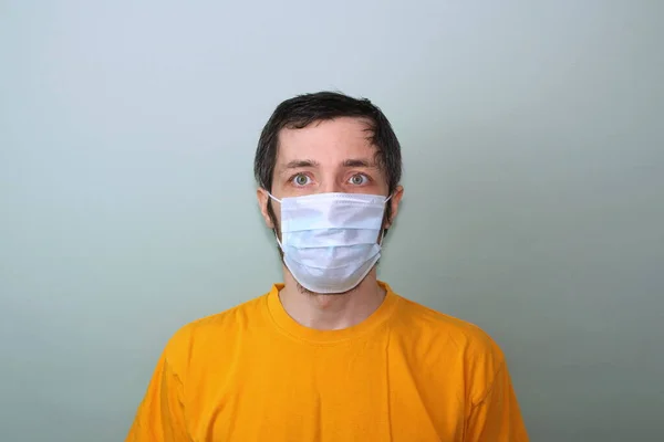 Μεσήλικας Άντρας Κίτρινη Μπλούζα Γκρι Φόντο Ιατρική Μάσκα Πρόβλημα Επιδημίας — Φωτογραφία Αρχείου