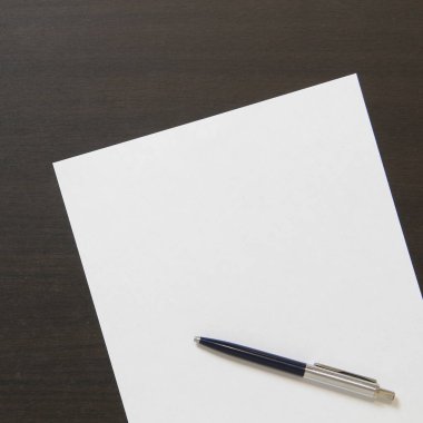 Koyu renkli ahşap arka planda beyaz kağıt şablonu. İş planı ve stratejisi kavramı. Metin ve tasarım için boş alanı olan stok fotoğrafı.