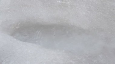 Su damlaları bir su birikintisinin içine damlar ve ilkbaharda da püskürtür ve dalgalar. Ilık, kış sona erer bahar gelir.