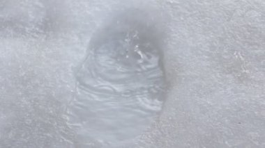 Su damlaları bir su birikintisinin içine damlar ve ilkbaharda da püskürtür ve dalgalar. Ilık, kış sona erer bahar gelir.