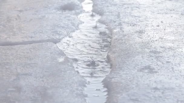 Gotas Água Pingam Uma Poça Gelo Spray Ondas Primavera Aquecedor — Vídeo de Stock