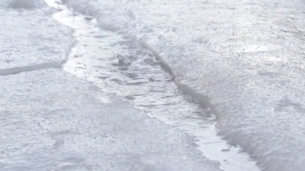 Gocce Acqua Gocciolano Una Pozzanghera Ghiaccio Spruzzano Onde Primavera Riscaldamento — Video Stock