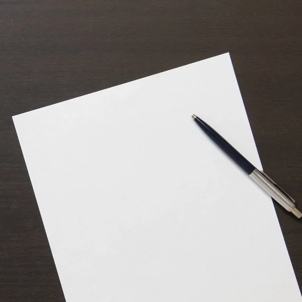 Plantilla Papel Blanco Con Pluma Sobre Fondo Madera Color Wengué —  Fotos de Stock