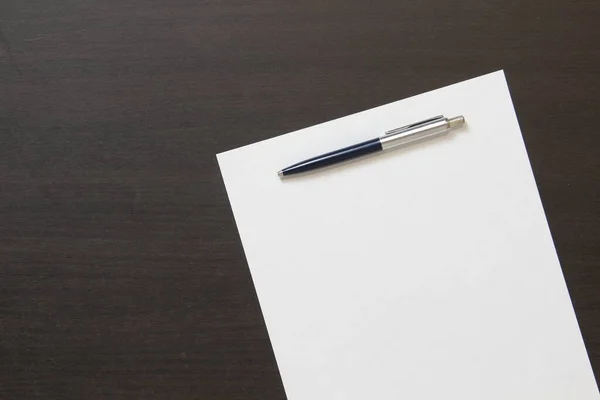 Plantilla Papel Blanco Con Pluma Sobre Fondo Madera Color Wengué —  Fotos de Stock