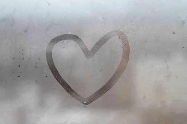 Серце Символ Любові Намальоване Туманному Вікні Стокова Фотографія Інтернету Друку — стокове фото