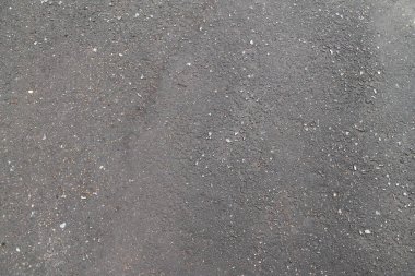 Islak asfalt dokusu, çatlak ve göçüklü pürüzlü doku. Metin ve tasarım için boş alanı olan ağ ve yazdırma makinesi, arkaplan ve duvar kağıdı depola.