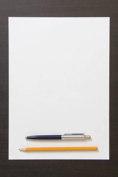 Modèle Papier Blanc Avec Stylo Crayon Sur Fond Bois Couleur — Photo
