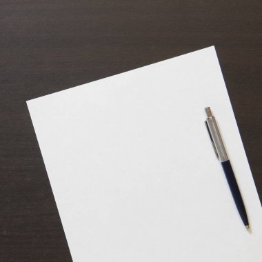 Koyu renkli ahşap arka planda beyaz kağıt şablonu. İş planı ve stratejisi kavramı. Metin ve tasarım için boş alanı olan stok fotoğrafı.