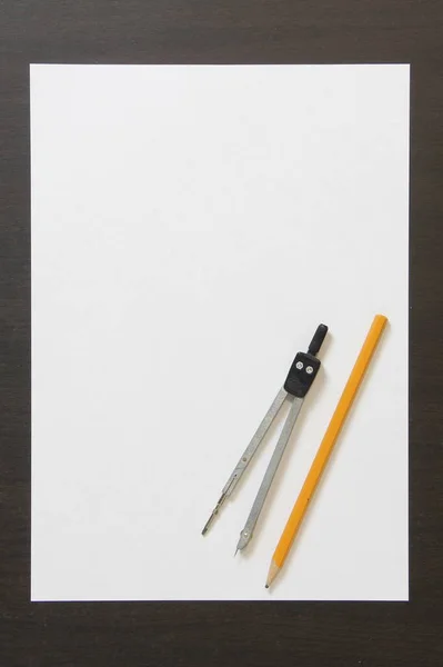 Szablon Białego Papieru Rozdzielacza Ołówka Ciemnym Kolorze Wenge Drewniane Tło — Zdjęcie stockowe