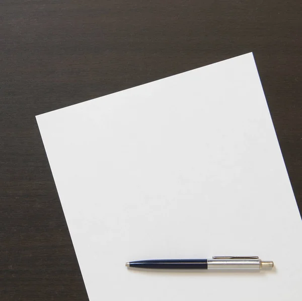 Plantilla Papel Blanco Con Pluma Sobre Fondo Madera Color Wengué —  Fotos de Stock