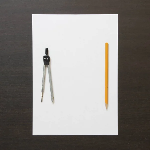 Szablon Białego Papieru Rozdzielacza Ołówka Ciemnym Kolorze Wenge Drewniane Tło — Zdjęcie stockowe
