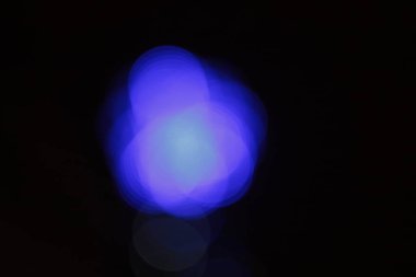 Siyah arka planda mavi, mor, eflatun ve mor renkli bulanık lekeler. Tasarım için element, metin için yer.