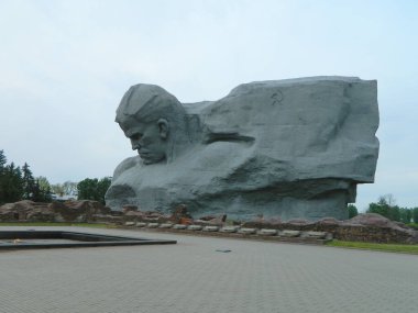 8 Mayıs 2014, Brest, Belarus. Brest Kalesi topraklarındaki İkinci Dünya Savaşı askerlerine adanmış bir anıt..