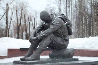 15 Aralık 2019, Rusya, Syktyvkar. Rusya 'nın modern askeri çatışmalarında ölen askerlere adanmış yas tutan savaşçı anıtı. Kış kenti geçmişi.