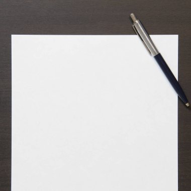 Koyu renkli ahşap arka planda beyaz kağıt şablonu. İş planı ve stratejisi kavramı. Metin ve tasarım için boş alanı olan stok fotoğrafı.