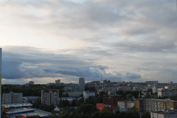 街の夏の風景 テレビ塔 スカイラインと曇りの空と家や緑の木々と都市の景色 ロシアのSyktyvkar ロシア — ストック写真