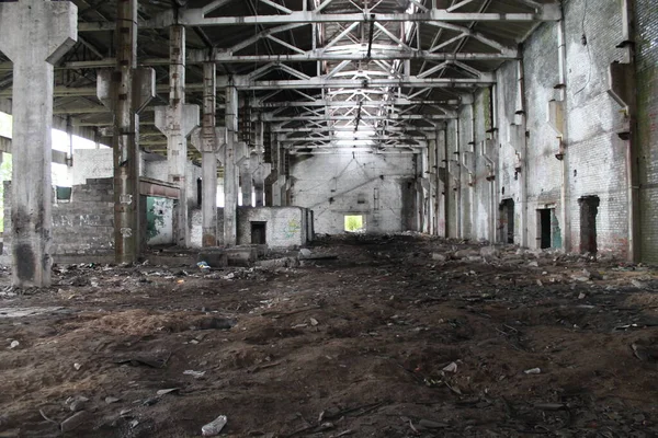 Uitzicht Een Verlaten Vervallen Industrieel Gebouw Met Grote Ruimte Hoog — Stockfoto