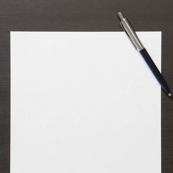 Sjabloon Van Wit Papier Met Pen Donkere Wenge Kleur Houten — Stockfoto