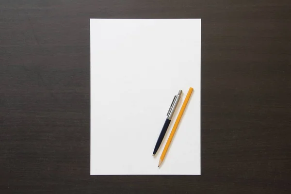 Szablon Białego Papieru Piórem Ołówkiem Ciemnym Kolorze Wenge Drewniane Tło — Zdjęcie stockowe