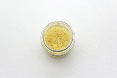 Beyaz arka planda pirinçli cam kavanoz, üst manzara. Sağlıklı beslenme, diyet, vejetaryen ürünler kavramı. Metin ve tasarım için boş alanı olan stok fotoğrafı.