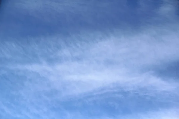 Céu Azul Nublado Com Nuvens Brancas Cinzentas Antecedentes Para Texto — Fotografia de Stock