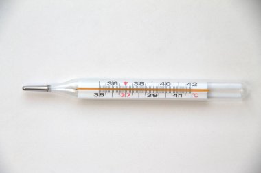 Arka plan üzerindeki termometre: Çin 'in Wuhan kentinden salgın virüs enfeksiyonu, Coronavirüs salgını.