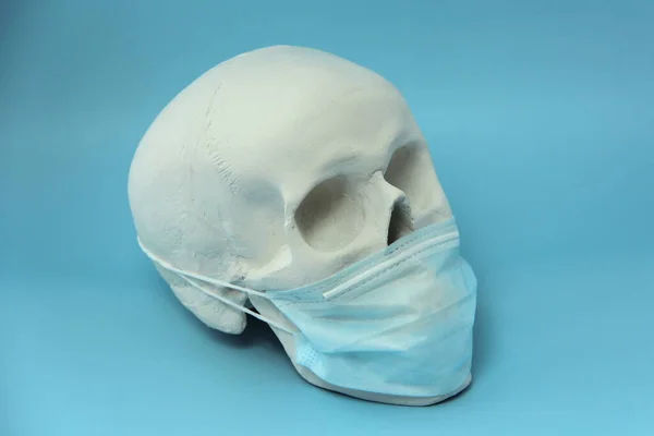 Mavi Arka Planda Tıbbi Maskesi Olan Alçıtaşından Yapılmış Beyaz Insan — Stok fotoğraf