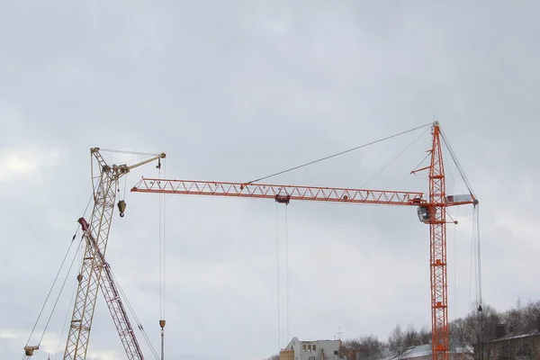 Varias Grúas Construcción Trabajan Sitio Construcción Siluetas Contra Cielo Blanco —  Fotos de Stock