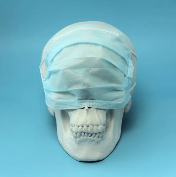 Mavi Arka Planda Alçıtaşından Yapılmış Beyaz Insan Kafatası Gözlerinde Tıbbi — Stok fotoğraf