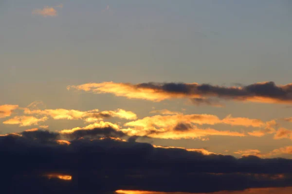 Nubes Cielo Azul Atardecer Amanecer Retroiluminadas Por Sol Lugar Texto — Foto de Stock