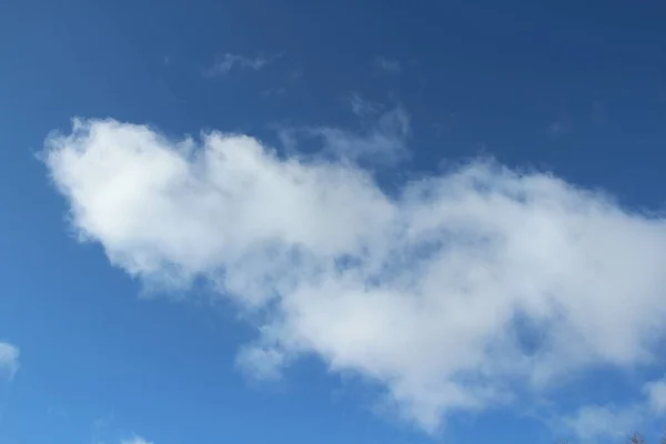 Nuvens Brancas Num Céu Azul Antecedentes Para Texto Design — Fotografia de Stock