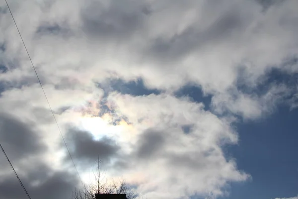 Λευκά Σύννεφα Έναν Γαλάζιο Ουρανό Ιστορικό Κειμένου Και Σχεδιασμού Ήλιος — Φωτογραφία Αρχείου