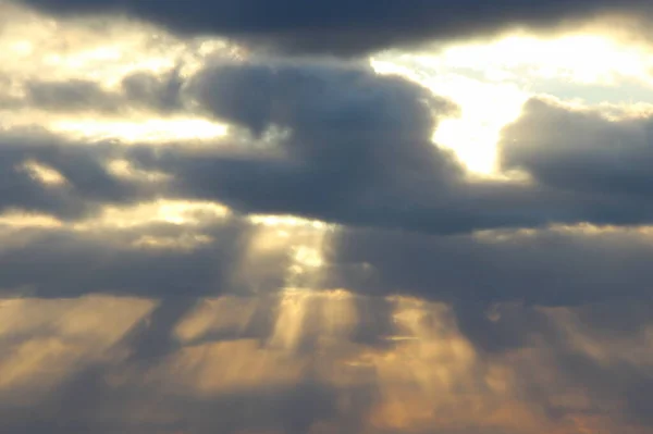 Sol Pôr Sol Amanhecer Atrás Das Nuvens Brilha Através Raios — Fotografia de Stock