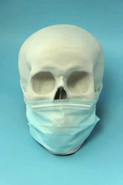 Mavi Arka Planda Tıbbi Maskesi Olan Alçıtaşından Yapılmış Beyaz Insan — Stok fotoğraf