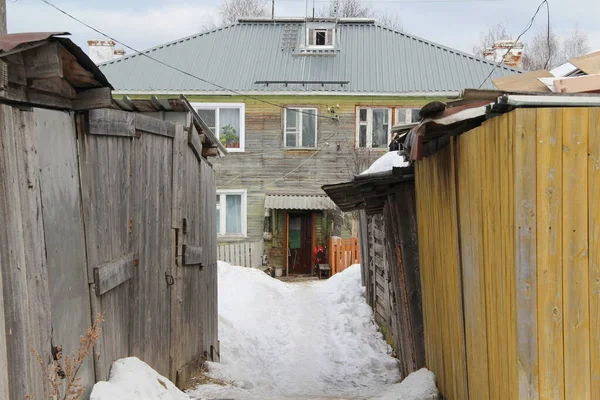 冬のロシアの大学で木製の小屋に囲まれた木造2階建ての家 テキストとデザインのための空のスペースとウェブと印刷のためのストックイラスト — ストック写真