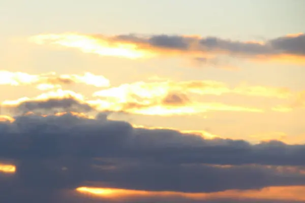 Nuvens no céu azul ao pôr-do-sol ou ao amanhecer iluminadas pelo sol. Lugar para texto e design — Fotografia de Stock