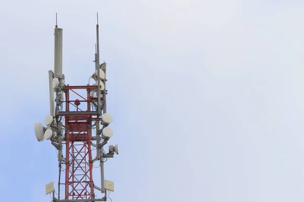 Estación base antena de red móvil en un mástil de estructura de acero con un repetidor . — Foto de Stock