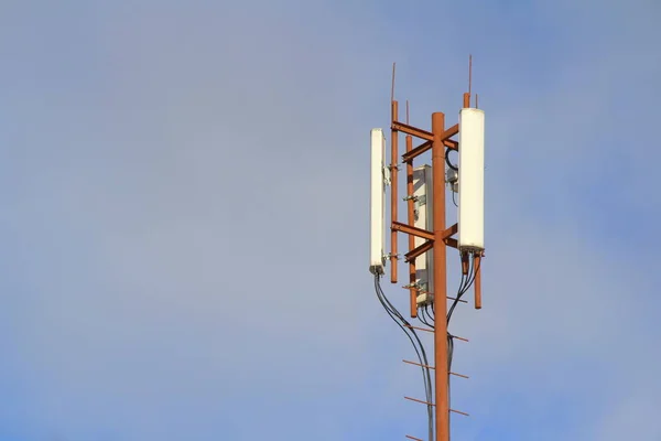 Basisstation mobiele netwerkantenne op een stalen mast met een repeater. — Stockfoto