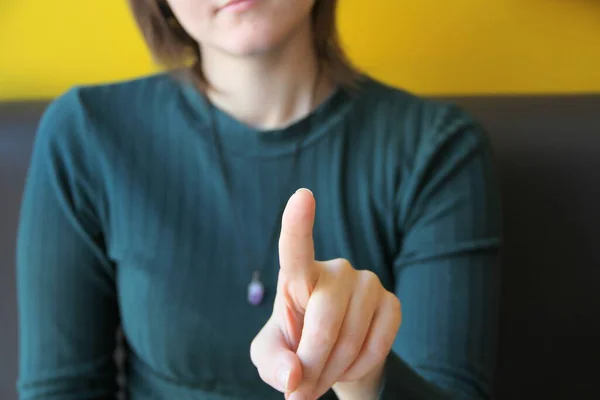 Mädchen hält Zeigefinger vor sich, zeigt auf Betrachter und Kamera — Stockfoto