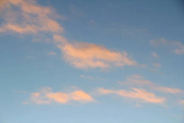 Moln i den blå himlen vid solnedgången eller gryningen bakgrundsbelyst av solen. Plats för text och design — Stockfoto