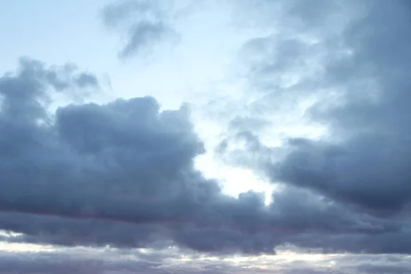 Härliga vita fluffiga moln på en bakgrund av blå himmel — Stockfoto