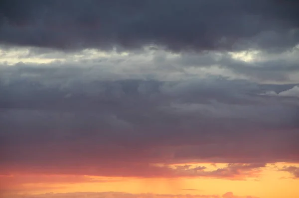 Nubes en el cielo azul al atardecer o al amanecer retroiluminadas por el sol. Lugar de texto y diseño — Foto de Stock