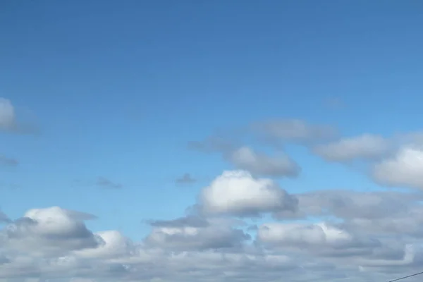 青空を背景に白いふわふわの雲 — ストック写真