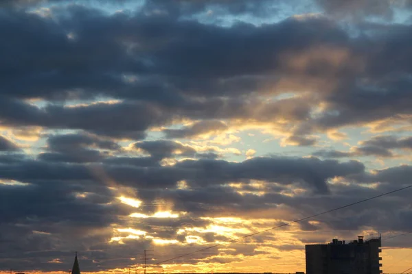 The suns rays pass through the dark clouds. Beautiful dramatic sky at sunset or sunrise — Stock Photo, Image