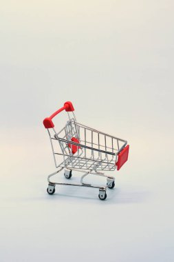 Beyaz arka planda alışveriş arabası. Hatıra alışveriş sepeti.