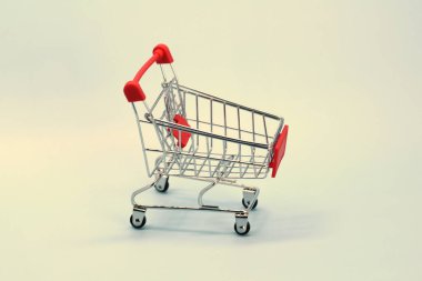 Beyaz arka planda alışveriş arabası. Hatıra alışveriş sepeti.